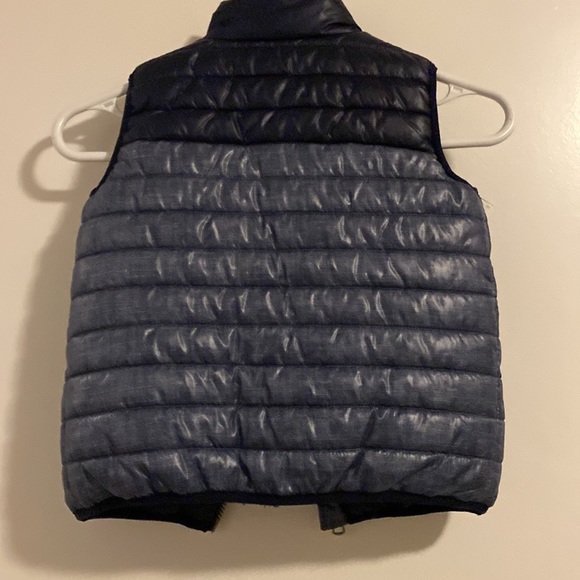 Calvin Klein size 4 boys vest - Picture 4 of 4